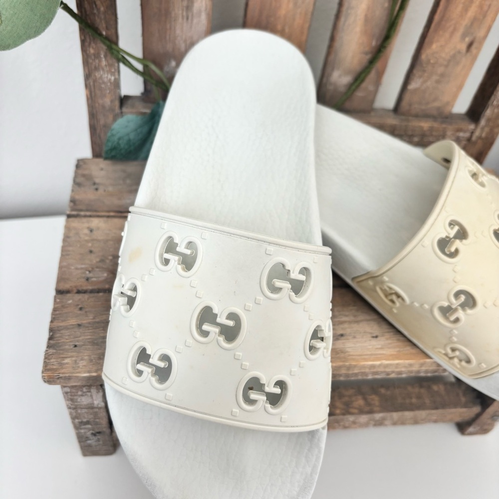 GUCCI WHITE RUBBER SANDALS WITH GG LOGO - Picture 3 of 4